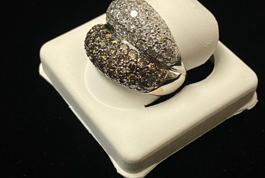 Discover the Elegance of the 18kt White Gold Champagne and White Diamond Ring
