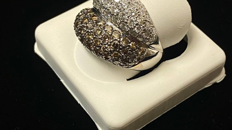 Discover the Elegance of the 18kt White Gold Champagne and White Diamond Ring