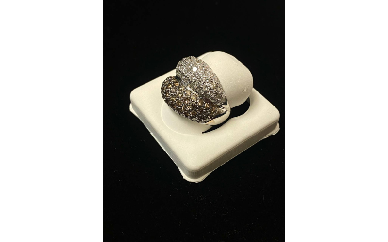 Discover the Elegance of the 18kt White Gold Champagne and White Diamond Ring