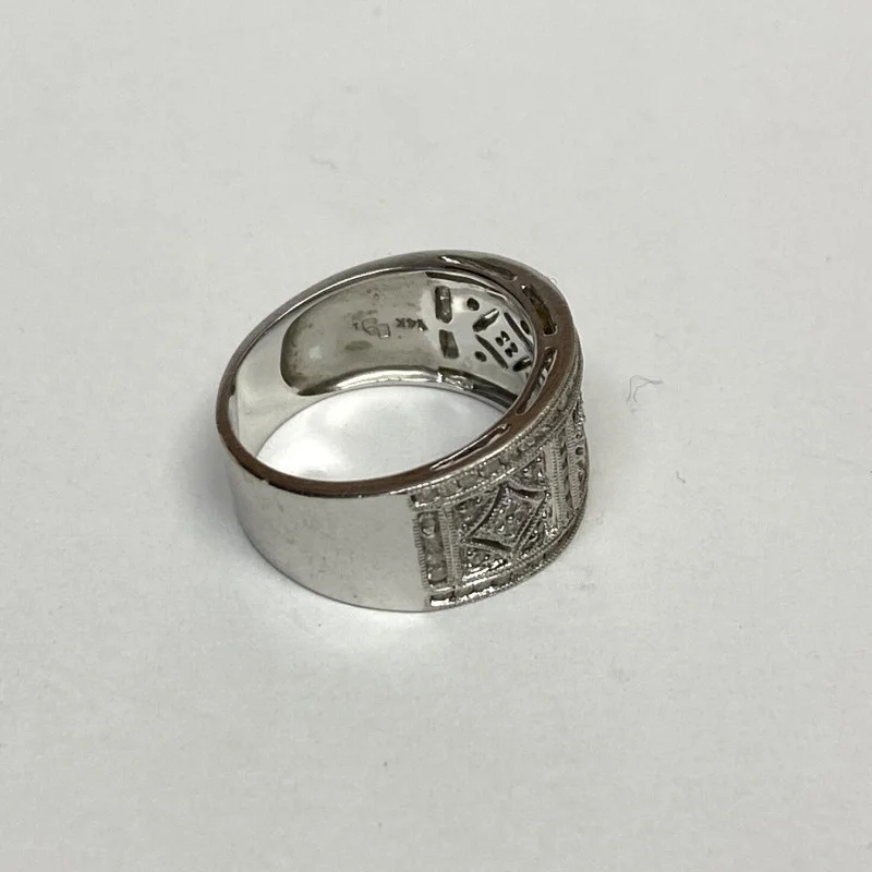 14k Ring with Diamond Style Studded Ring, 6.6 g, Size: 7