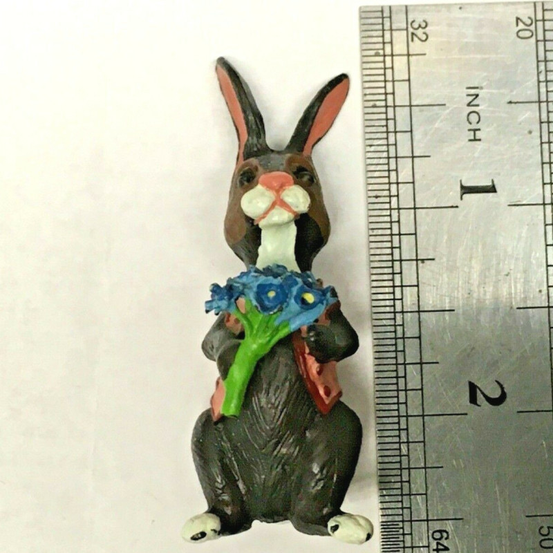 BUNNY FIGURINES SET ONE HAS FLOWERS IN HAND BUNNY FIGURINES SET ONE HAS FLOWERS IN HAND