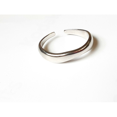 Shashi  Sterling Silver  Curvy Round Shaped Womans Ring Size 7