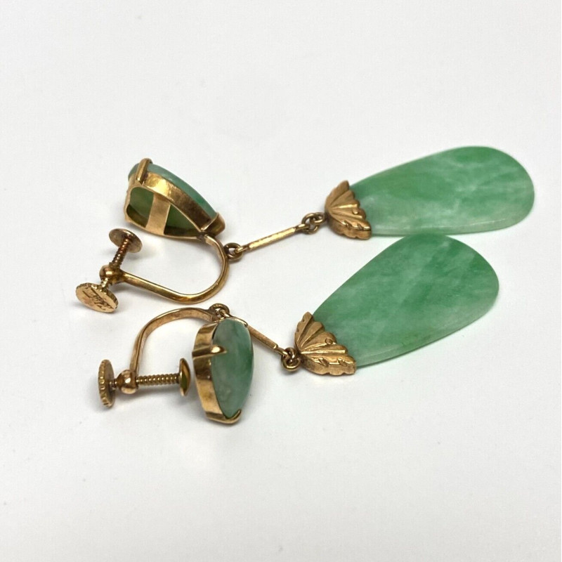 Elegant Natural Green Carved Jade Earring in 18K Yellow Gold Elegant Natural Green Carved Jade Earring in 18K Yellow Gold