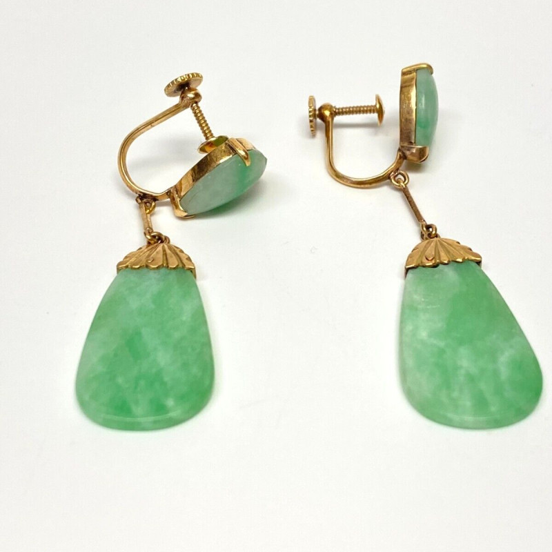 Elegant Natural Green Carved Jade Earring in 18K Yellow Gold Elegant Natural Green Carved Jade Earring in 18K Yellow Gold