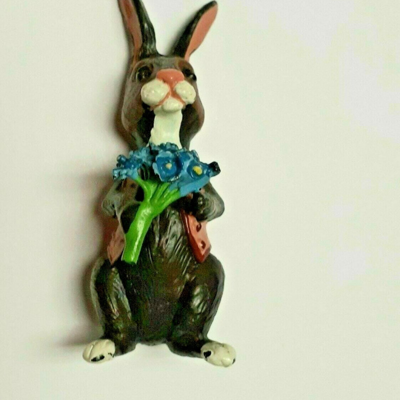 BUNNY FIGURINES SET ONE HAS FLOWERS IN HAND BUNNY FIGURINES SET ONE HAS FLOWERS IN HAND