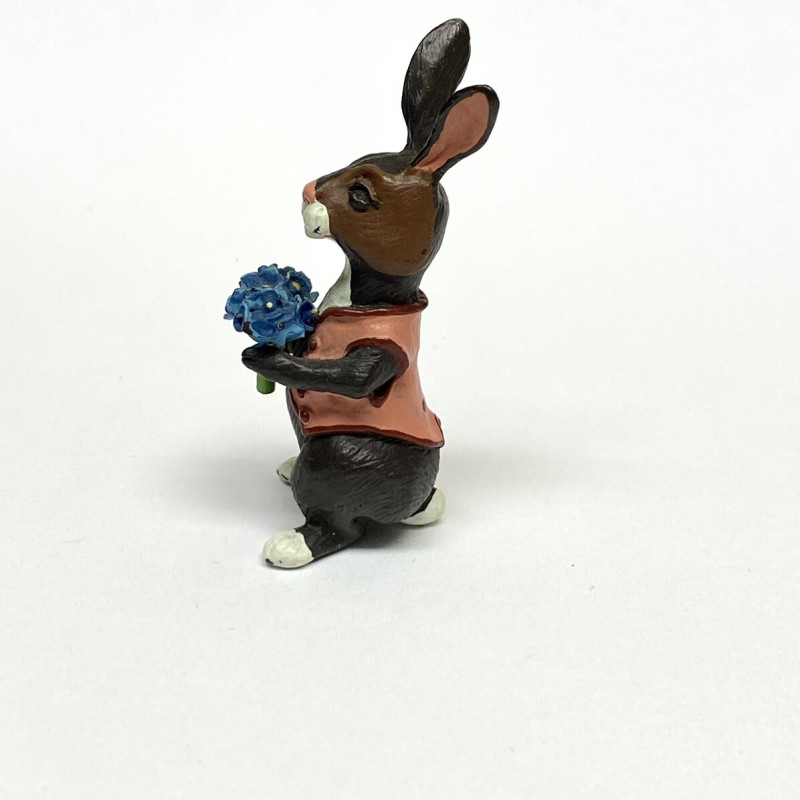 BUNNY FIGURINES SET ONE HAS FLOWERS IN HAND BUNNY FIGURINES SET ONE HAS FLOWERS IN HAND