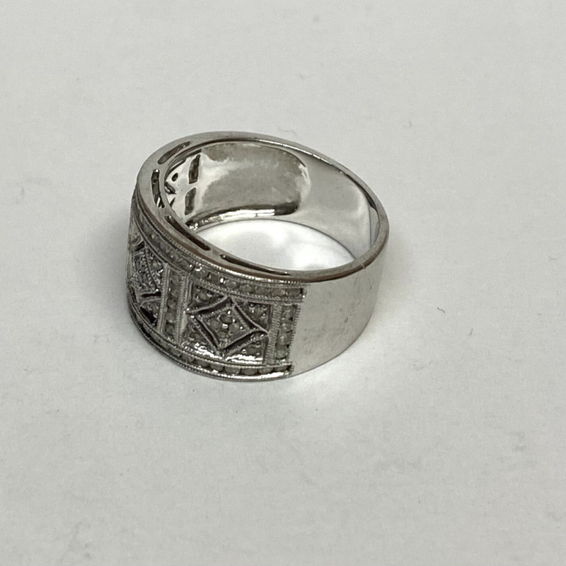 14k Ring with Diamond Style Studded Ring, 6.6 g, Size: 7