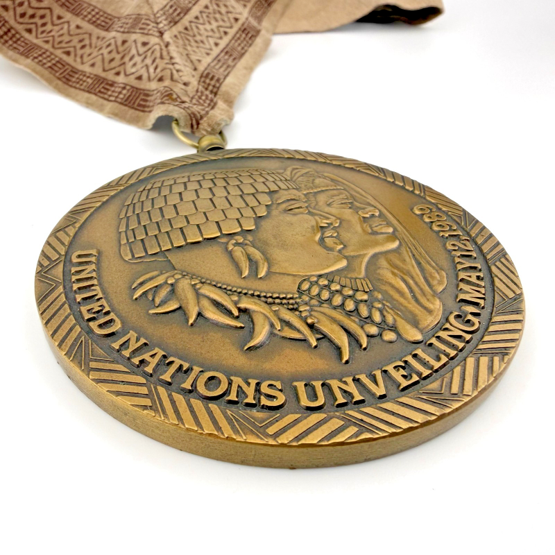 Vintage Budweiser "Great Kings & Queens of Africa" 1989 Commemorative Medal 70mm