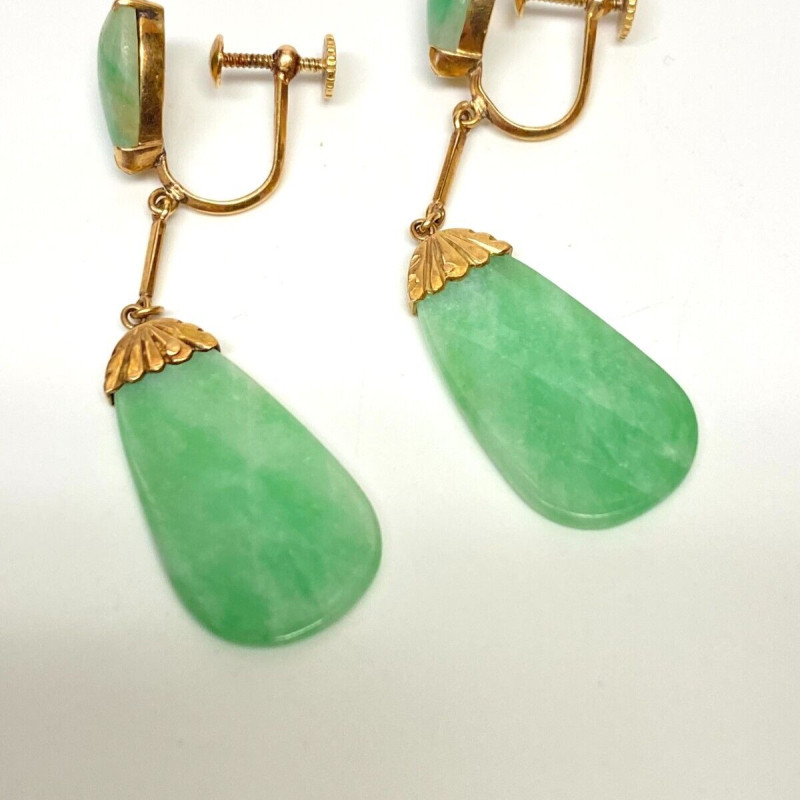 Elegant Natural Green Carved Jade Earring in 18K Yellow Gold Elegant Natural Green Carved Jade Earring in 18K Yellow Gold
