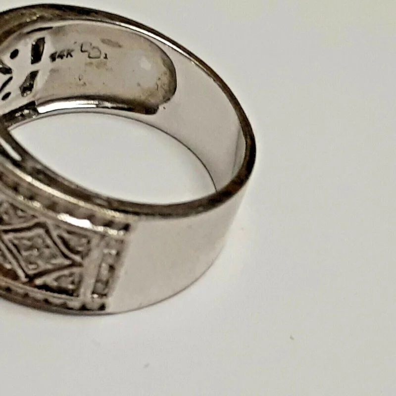14k Ring with Diamond Style Studded Ring, 6.6 g, Size: 7