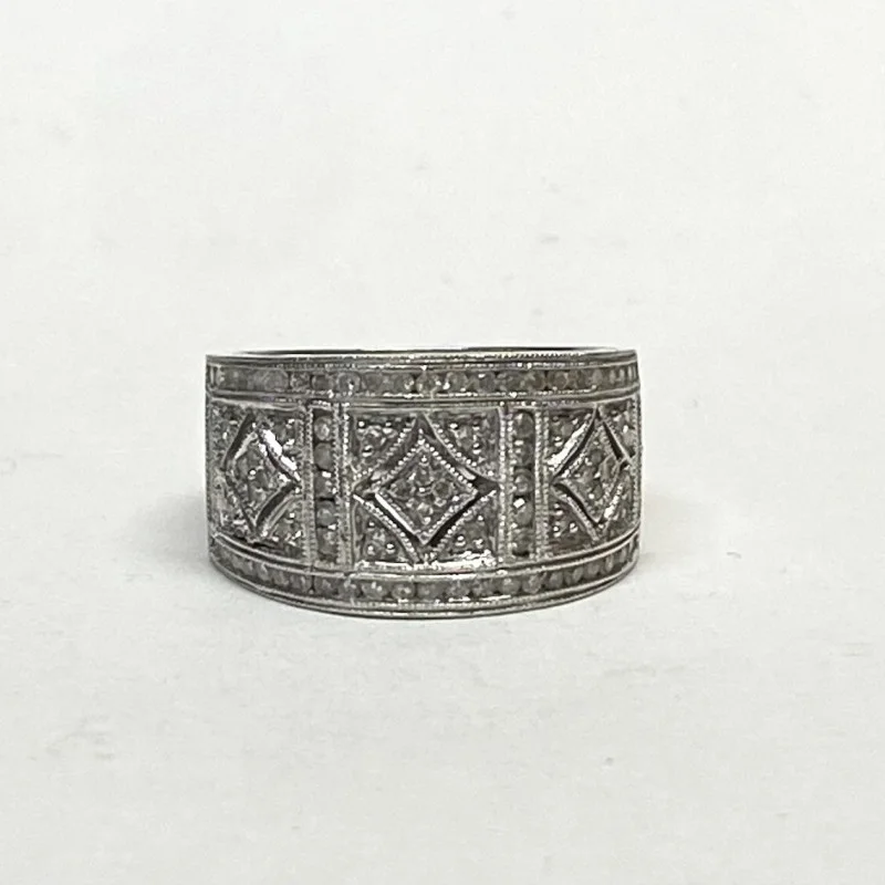 14k Ring with Diamond Style Studded Ring, 6.6 g, Size: 7