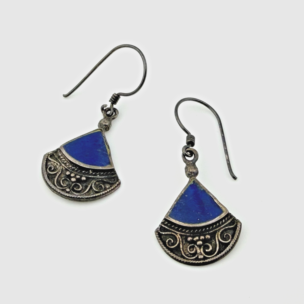Vintage  Fan-Shaped Sterling Silver Filigree Dangle Earrings with Lapis Lazuli - Unbranded