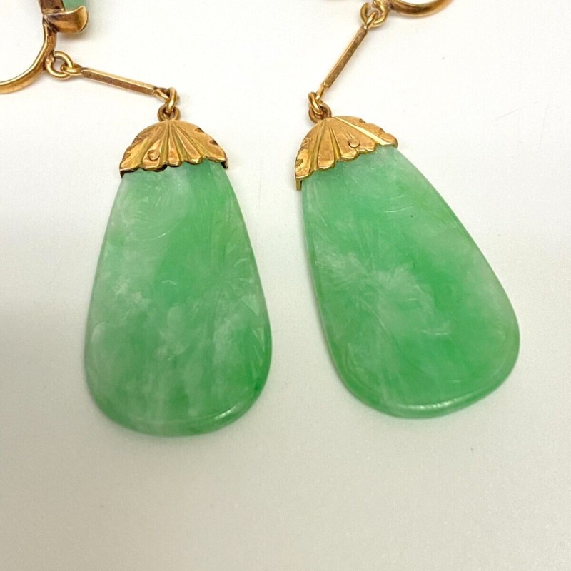 Elegant Natural Green Carved Jade Earring in 18K Yellow Gold Elegant Natural Green Carved Jade Earring in 18K Yellow Gold