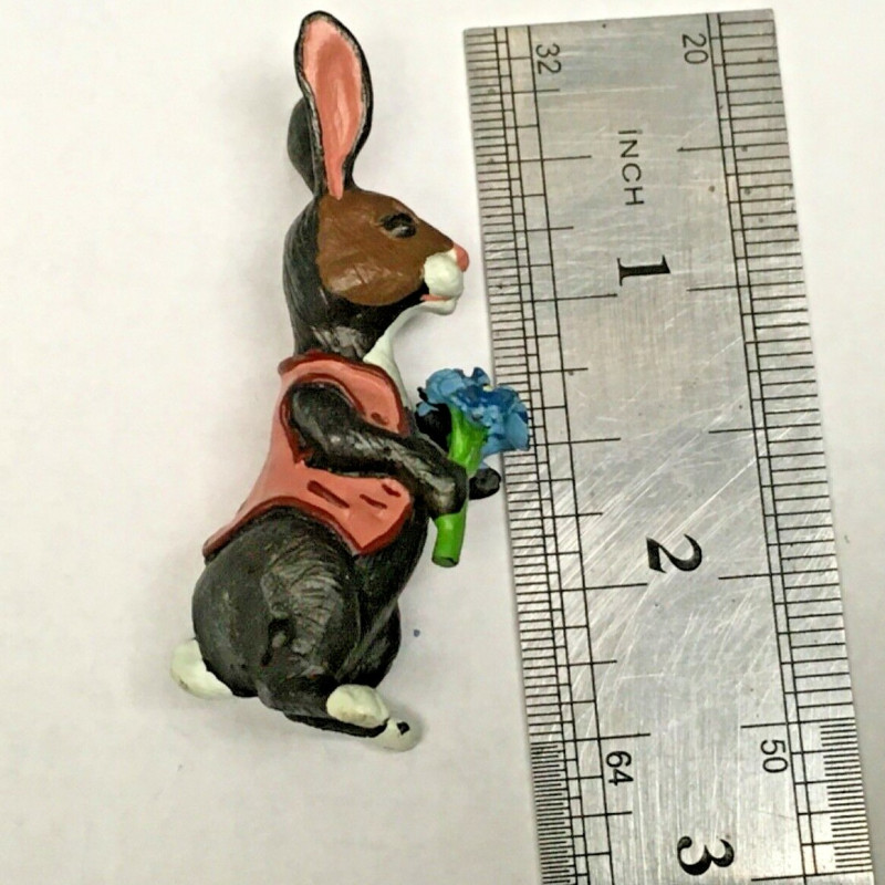 BUNNY FIGURINES SET ONE HAS FLOWERS IN HAND BUNNY FIGURINES SET ONE HAS FLOWERS IN HAND