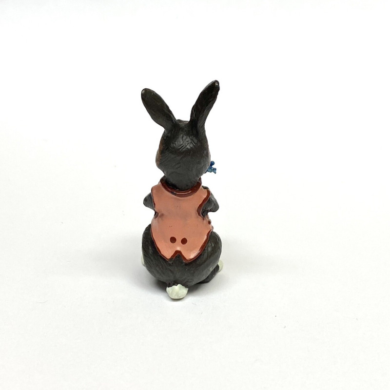 BUNNY FIGURINES SET ONE HAS FLOWERS IN HAND BUNNY FIGURINES SET ONE HAS FLOWERS IN HAND