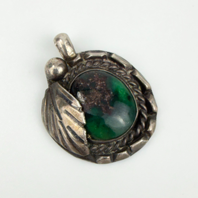 Vintage Sterling Silver Navajo Dark Green Round Pendant Vintage Sterling Silver Navajo Dark Green Round Pendant