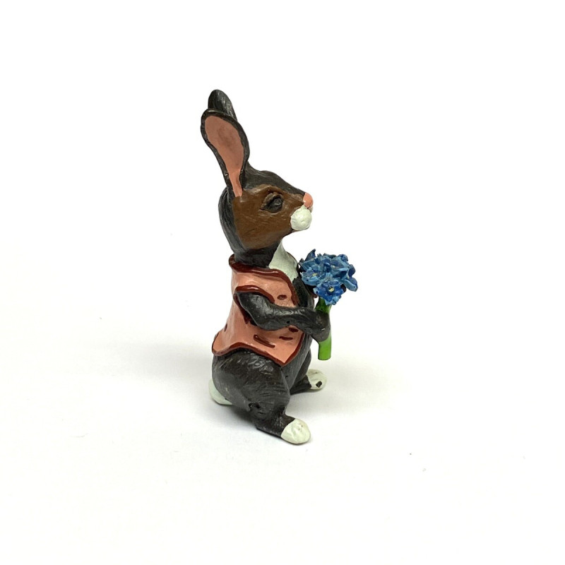 BUNNY FIGURINES SET ONE HAS FLOWERS IN HAND BUNNY FIGURINES SET ONE HAS FLOWERS IN HAND