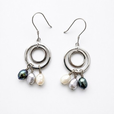 Vintage Sterling Silver Pearl Dangle Earrings Black & White Pearls Hook Style Vintage Sterling Silver Pearl Dangle Earrings Black & White Pearls Hook Style