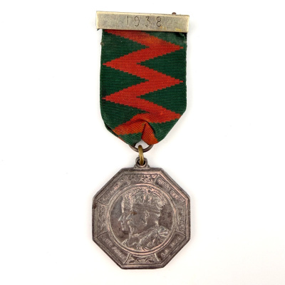 King George V & Queen Mary Silver Jubilee Middlesex Commemorative Medal 1938 King George V & Queen Mary Silver Jubilee Middlesex Commemorative Medal 1938